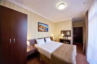 Гостиница Фаворит Геленджик Стандартный двухместный номер с 1 кроватью или 2 отдельными кроватями-1